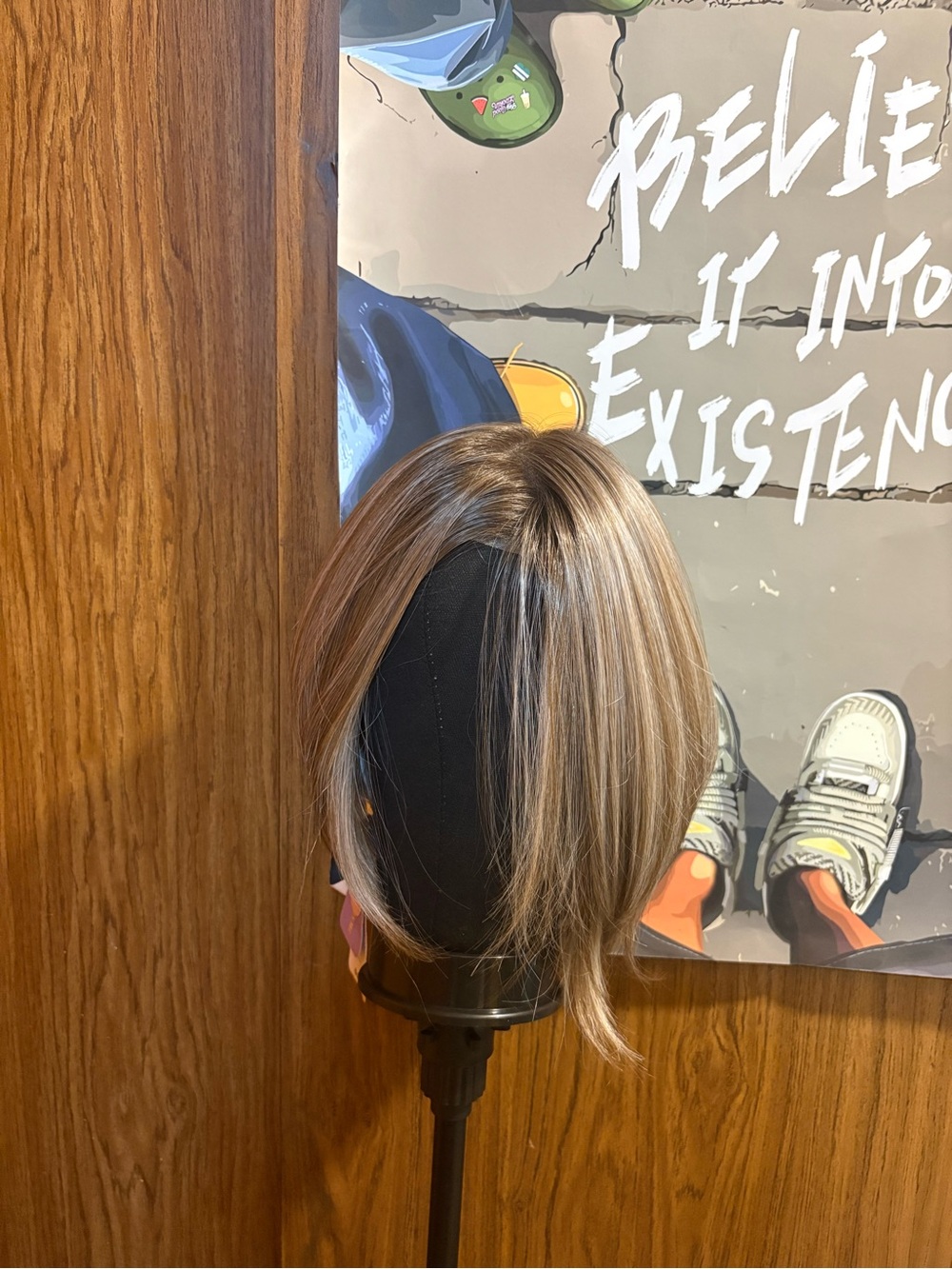 Short Layered Women's Wig in Light Brown with Blonde Highlights